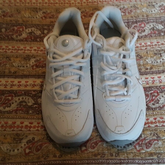 Women's  White Nikes size 7 - Picture 2 of 5